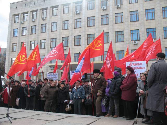 LAVINNA В Житомире сторонники КПУ митинговали в поддержку трамвайно-троллейбусного управления и против повышения коммунальных тарифов