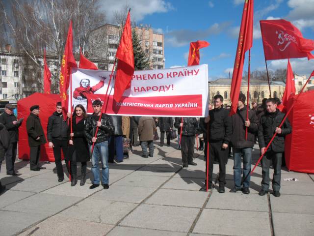 LAVINNA В Житомире сторонники КПУ митинговали в поддержку трамвайно-троллейбусного управления и против повышения коммунальных тарифов