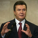Суспільство і влада: День журналиста. Янукович поздравил журналистов подарив им букет цветов и торт