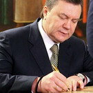 Виктор Янукович написал книгу про Украину на английском языке