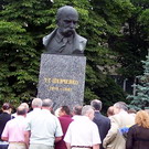 По случаю Дня Конституции власти Житомира возложили цветы к памятнику Шевченко. ФОТО