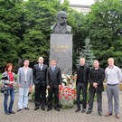 По случаю Дня Конституции молодежь Житомира возложила цветы к памятнику Шевченко