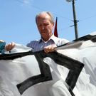 На площади Победы в Житомире сторонники КПУ порвали флаг со свастикой