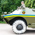 Житомир: Житомирские лесники купили военный броневик и автоматы Калашникова для патрулирования леса. ФОТО