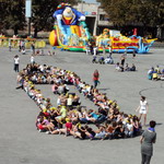 Житомирские школьники готовят ко Дню города массовый танец в стиле «Майданс». ВИДЕО