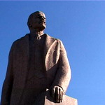 Кримінал: «Кат українського народу». Неизвестные разрисовали краской памятник Ленину. ФОТО
