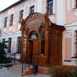 Житомир: В Житомире возле Литературного музея намерены поставить лавочки и фонтан