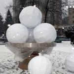 Житомир: В Житомире начали устанавливать памятник мороженому. ФОТО