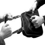 Криминал: В Житомире 18-летний грабитель в подъезде отобрал сумку у женщины