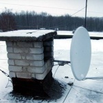В Житомире коммунальщики без ведома жителей демонтируют спутниковые антенны с крыш домов