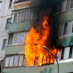Надзвичайні події: В Житомире спасатели вытащили из огня 7-летнюю девочку, которая закрылась на балконе