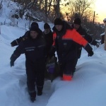 Житомирские спасатели доставляют хлеб в села и переносят через сугробы больных