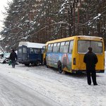 На скользкой дороге в Житомире столкнулись иномарка и две маршрутки. ФОТО