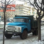 Місто і життя: В Житомире на Замковой горе принялись очищать сквер, заваленный кучами грязного снега