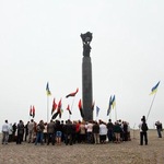 Люди і Суспільство: В Житомире у Монумента славы националисты почтили память жертв Второй мировой войны. ФОТО