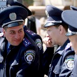 На Евро-2012 милиционерам запретили грызть семечки и выпрашивать у иностранцев сигареты
