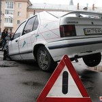На дороге в Житомире провалился асфальт, вместе с иномаркой. ФОТО