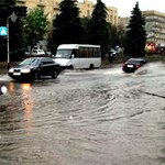 В Житомире после дождя затопило подъезд пятиэтажного дома