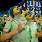 Люди і Суспільство: В Житомире после матча Украина-Швеция фанаты облили автомобиль ГАИ пивом. ФОТО