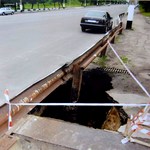 Из-за сильных дождей в Житомире разрушается и проседает асфальт на дорогах. ФОТО