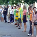 Люди і Суспільство: Житомиряне образовали «живую цепь» в поддержку украинского языка. ФОТО
