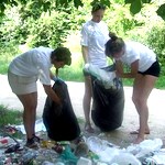В Житомире, за мостом в парке Гагарина, волонтеры собрали 65 мешков мусора