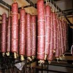 Нелегальный цех колбасы на Житомирщине закрыла налоговая милиция