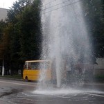 Надзвичайні події: На проезжей части, одной из улиц Житомира, появился 10-метровый фонтан. ФОТО