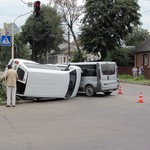 В Житомире столкнулись два микроавтобуса. Citroen вылетел на тротуар и перевернулся