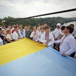 Мистецтво і культура: День флага Украины. В Житомире на мосту оппозиция развернула 25 метровый флаг. ФОТО