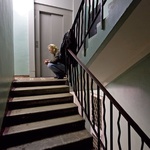 Надзвичайні події: 100-килограммовая женщина застряла между перилами лестничной клетки на несколько часов
