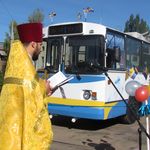 Місто і життя: Освятив водителя и перерезав ленточку, на линию Житомира отправили новый троллейбус. ФОТО