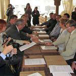 Кандидаты в депутаты от Житомира собрались за круглым столом в кафе. ФОТО