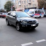 В центре Житомира водитель на черном Lexus врезался в Mercedes. ФОТО