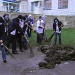 Держава і Політика: С криками «Очистим Житомирщину от дерьма!» офис Жебривского завалили навозом. ФОТО