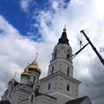 На колокольню Крестовоздвиженской церкви в Житомире установили бронзовые колокола. ФОТО