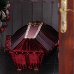 Кримінал: На Хэллоуин в Житомире задержали мужика, который спал в гробу магазина ритуальных услуг