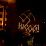 Кримінал: На памятнике Ленина в Житомире вандалы нарисовали свастику и нецензурное слово. ФОТО