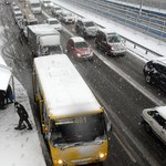 Місто і життя: Вчерашний сильный снегопад стал причиной пробок в Житомире. ФОТО