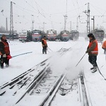 Железнодорожные пути на Житомирщине занесло снегом