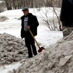 Місто і життя: Грязный снег с центра Житомира выгружают во дворе 25-й школы. ФОТО