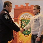 Бердичевские лицеисты, задержавшие грабителя, получили грамоты и подарок от милиции. ФОТО