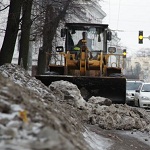 В Житомире депутат вместо коммунальщиков чистит дороги. ФОТО