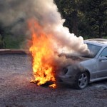 В Житомире на автостоянке сгорел автомобиль «Пежо»