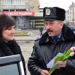 В преддверии 8 марта, ГАИшники дарили женщинам-водителям цветы и улыбки. ФОТО