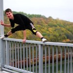 19-летний экстремал выполняет трюки на житомирском мосту без страховки. ФОТО