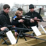 Житомирские десантники учат школьников как обращаться с оружием. ФОТО