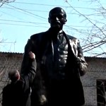 Памятник Ленину в Житомире красят в золотой цвет. ФОТО