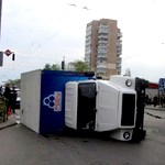 Надзвичайні події: В Житомире перевернулся грузовик с мороженным «Рудь». ФОТО