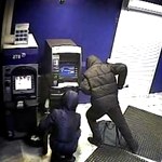 Кримінал: Преступники разрезали банкомат болгаркой, но денег там не оказалось